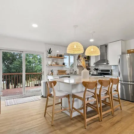 Villa Downtown Monument, Family Friendly, Remodel